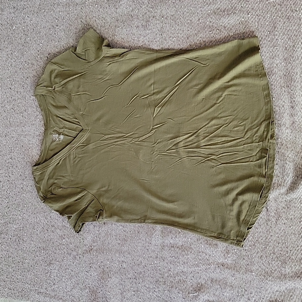 Falls Creek sz L cap sleeve curved hem v neck
